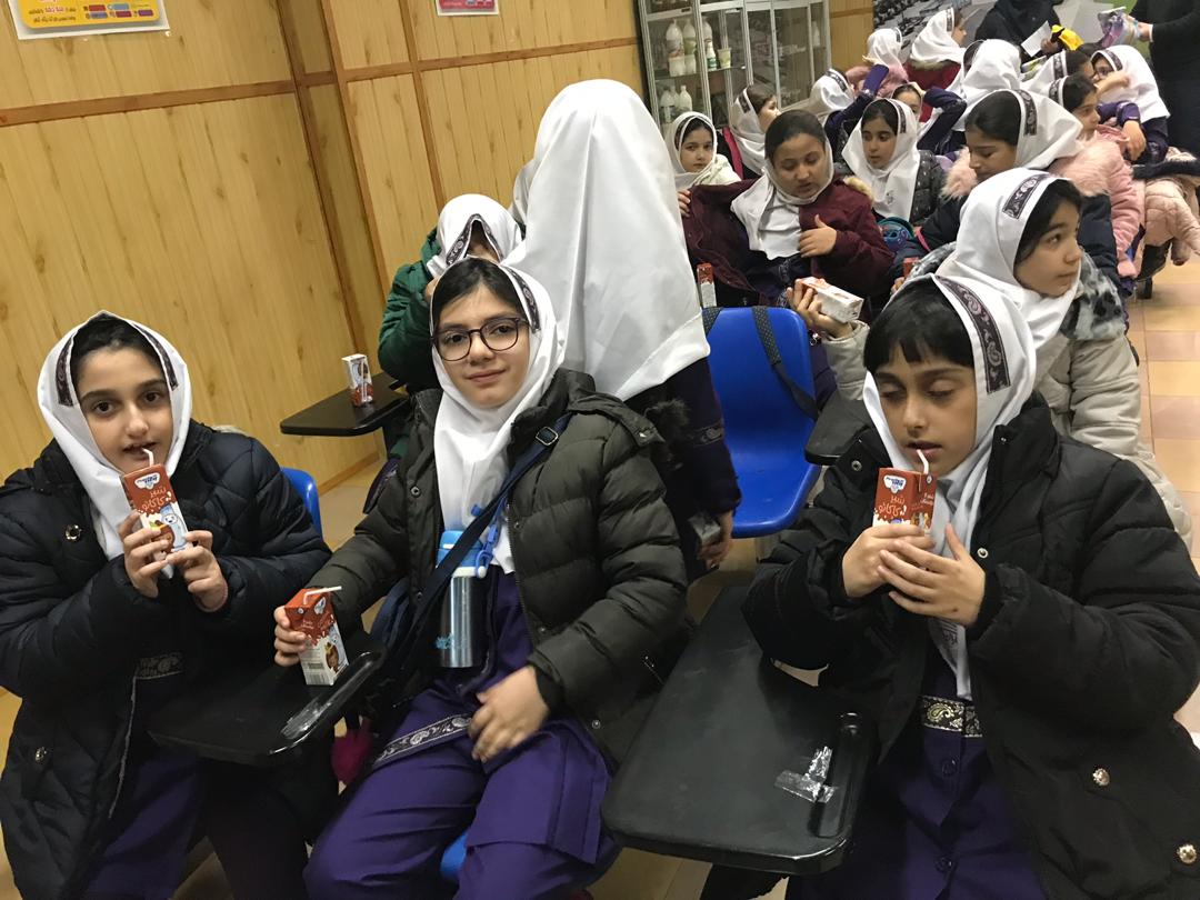 بازديد دانش آموزان پایه چهارم دبستان باران اندیشه از كارخانه توليد شير پگاه گيلان
